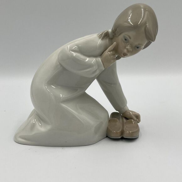 Lladro Porcelain Figure 4523 Little Girl with Slippers Glossy Retired Vintage - Picture 1 of 7